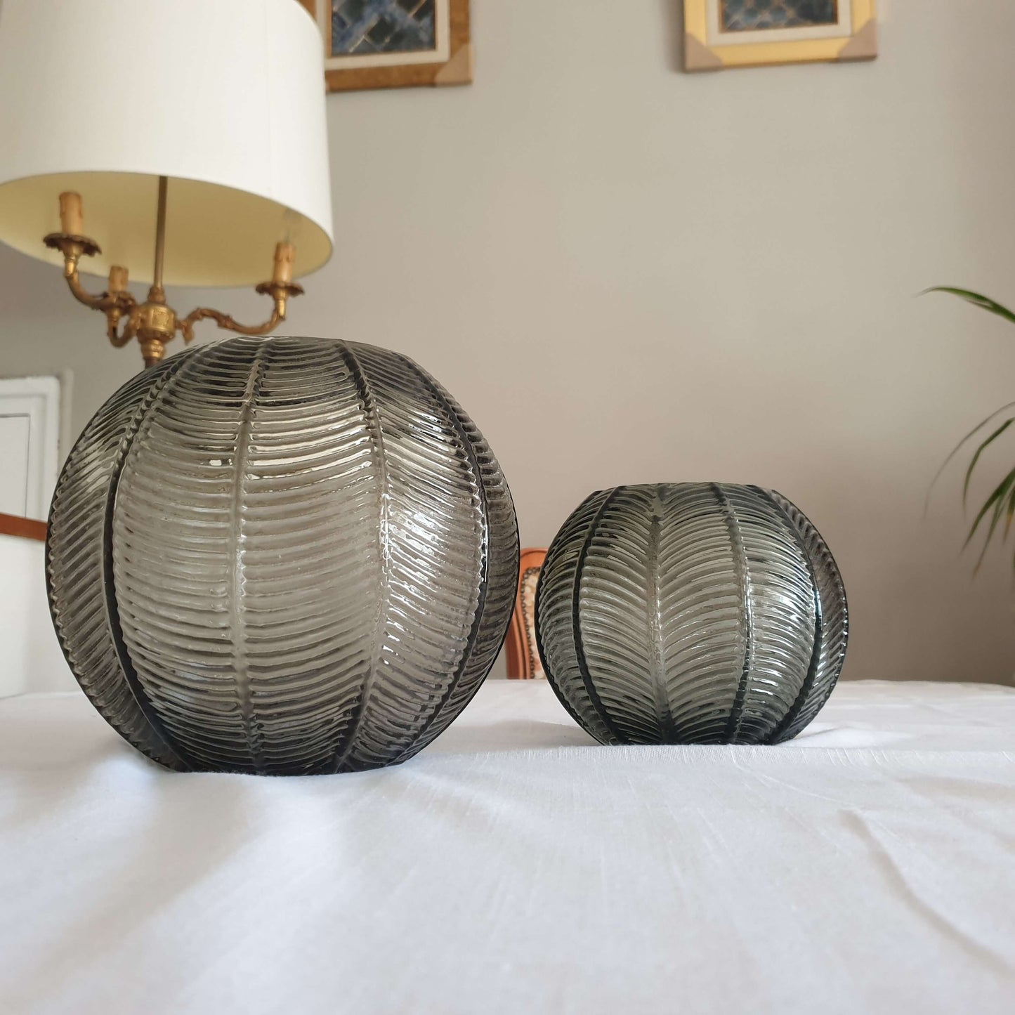 Vase sphérique strié au style art déco مزهرية زجاج