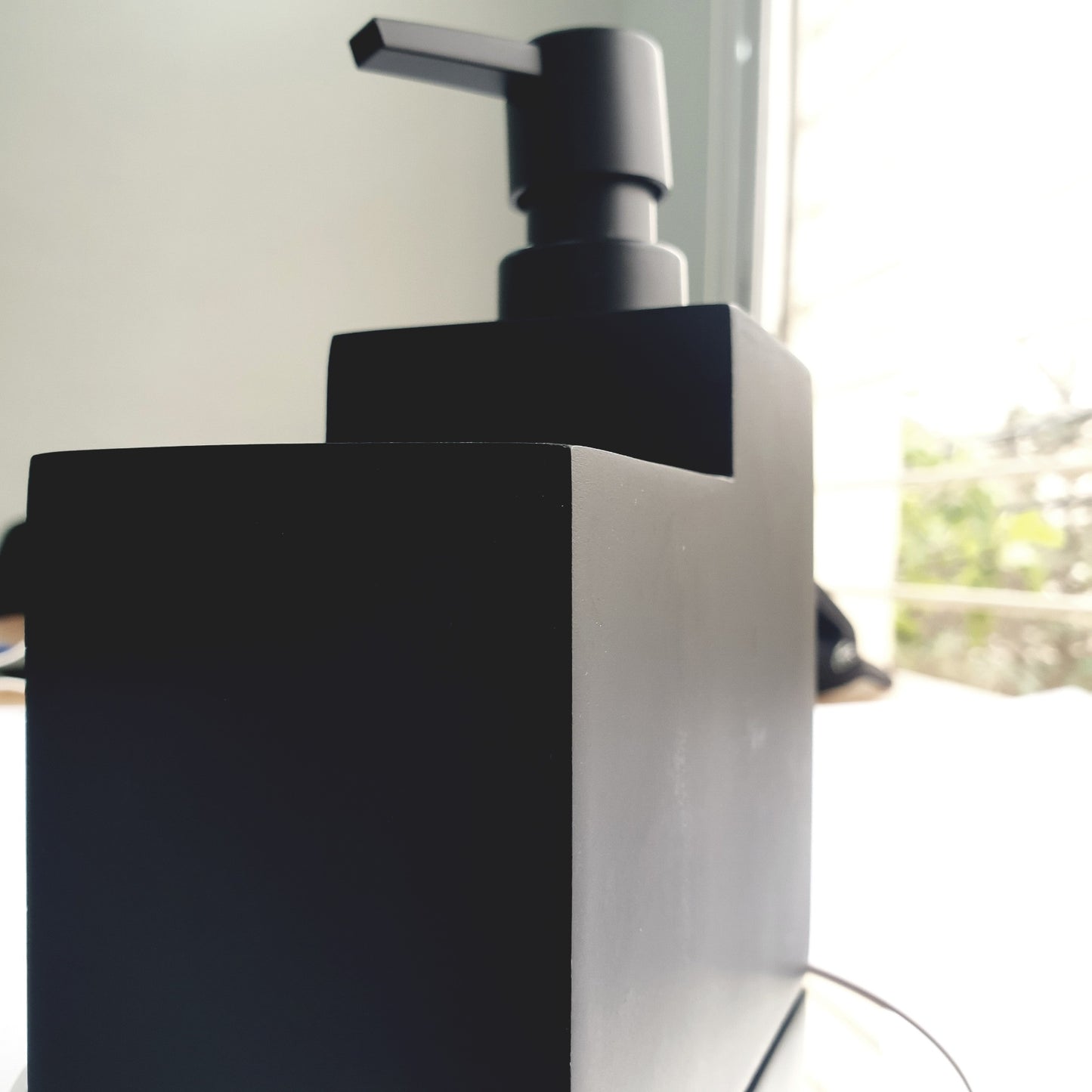 Distributeur de liquide vaisselle design en résine