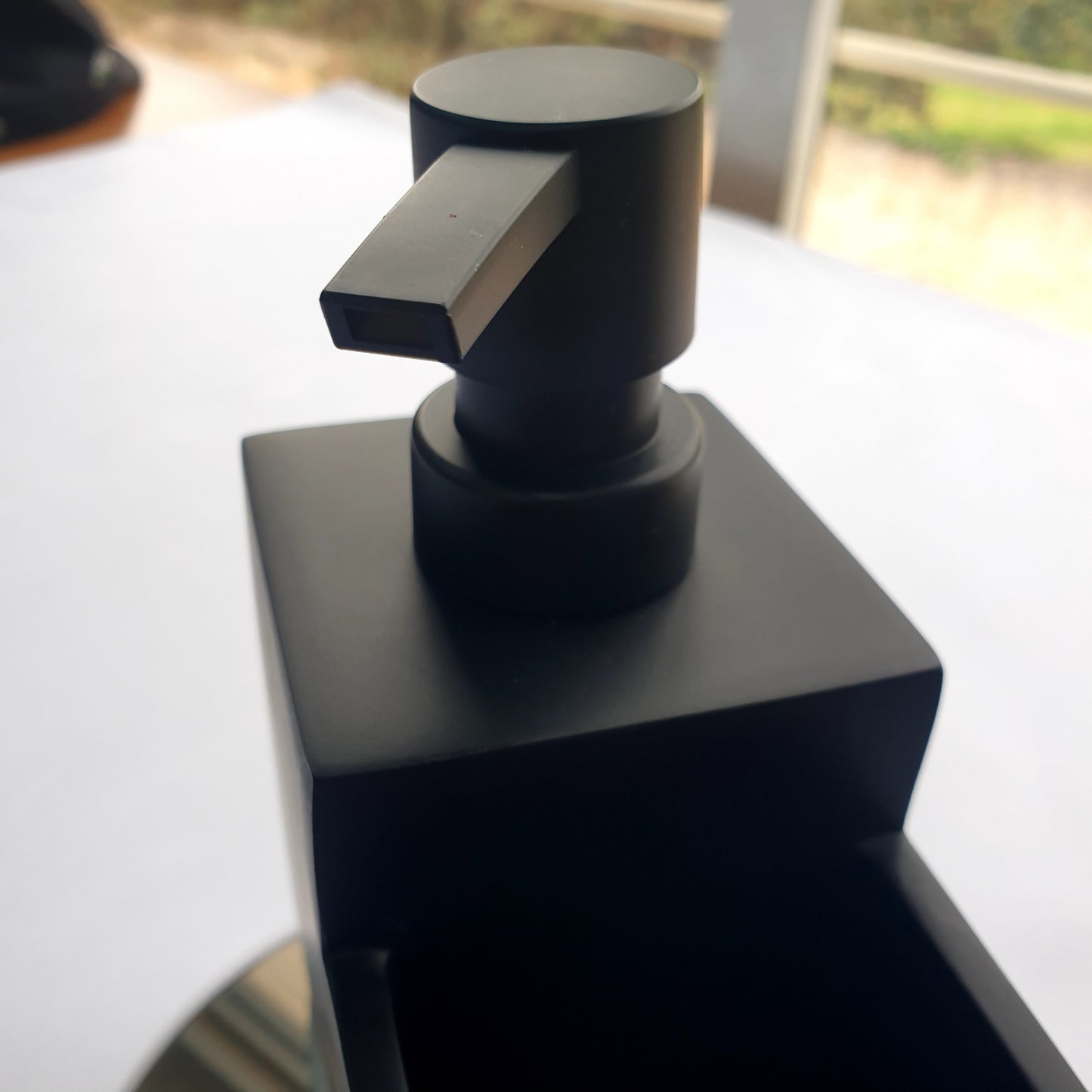Distributeur de liquide vaisselle design en résine