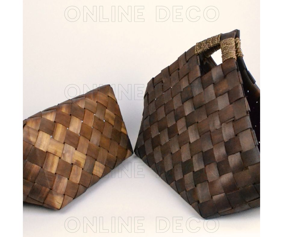 Paniers tressés en bois السلال من الخشب