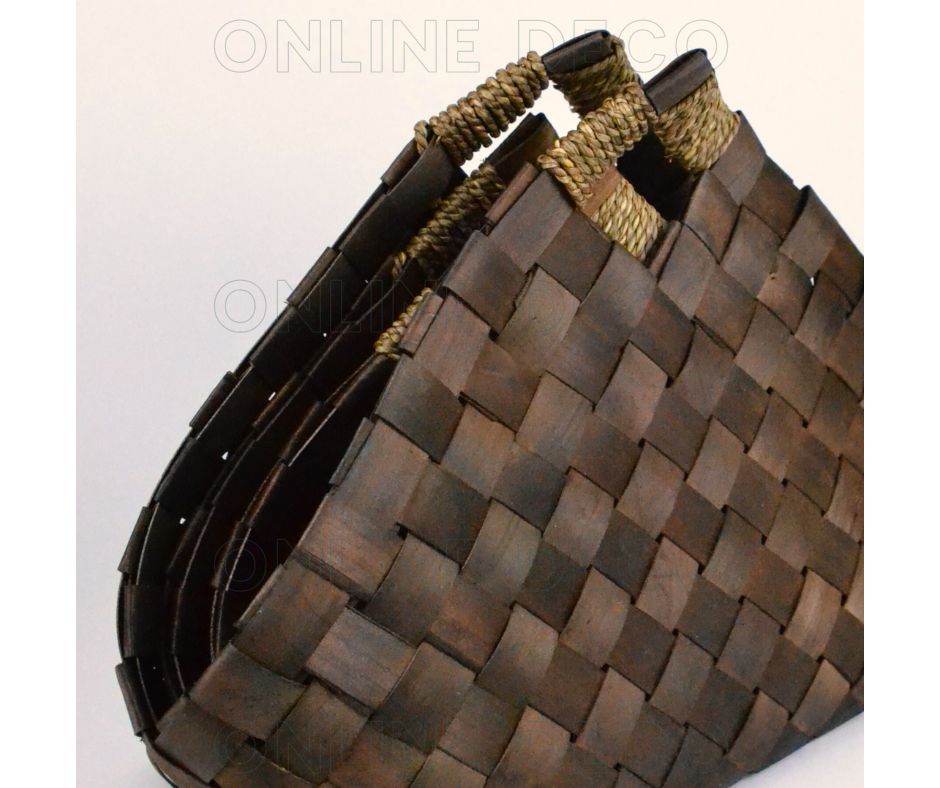 Paniers tressés en bois السلال من الخشب